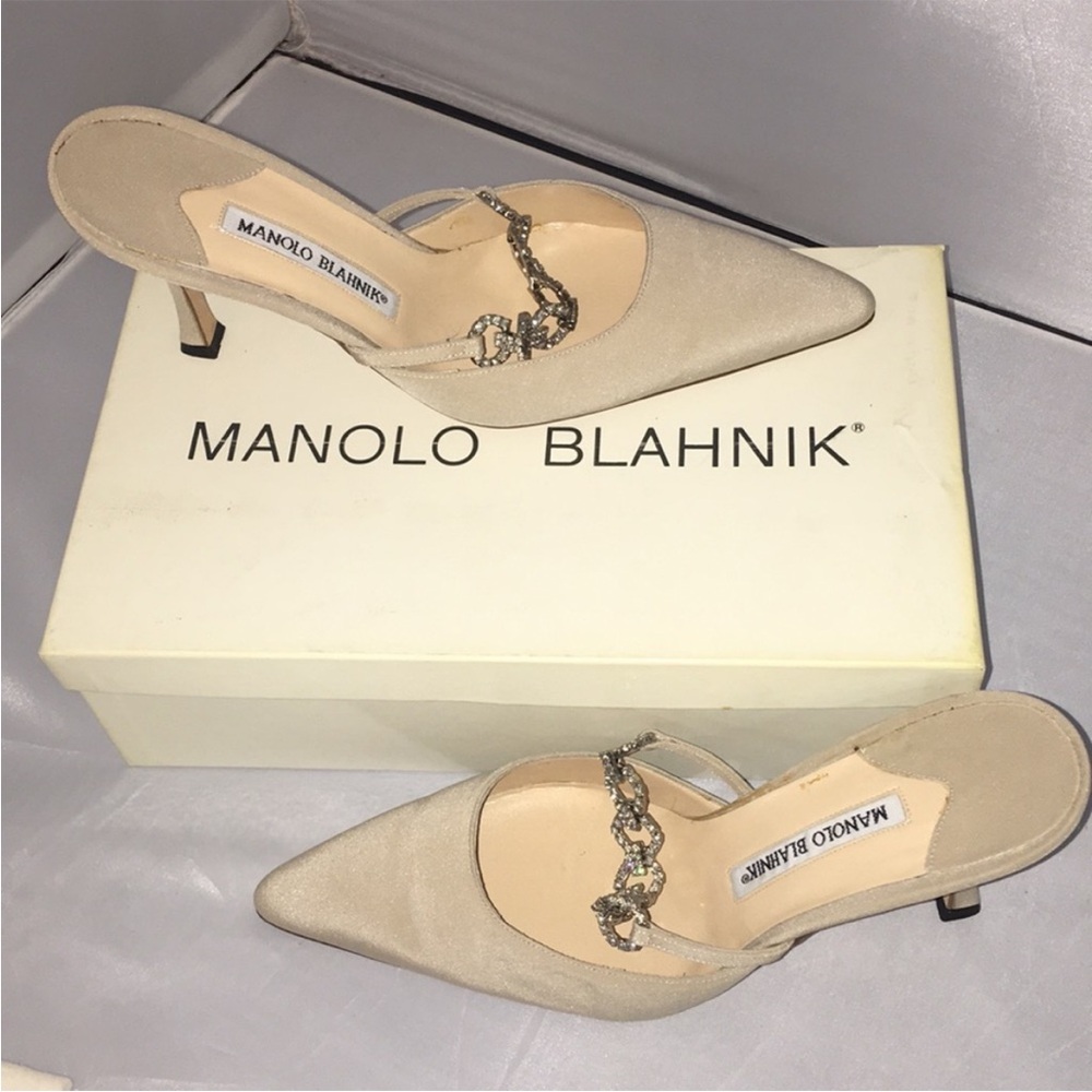 Manolo Blahnik (authentic) Cream Pointed Toe Mules with Silver Chain - Picture 11 of 12